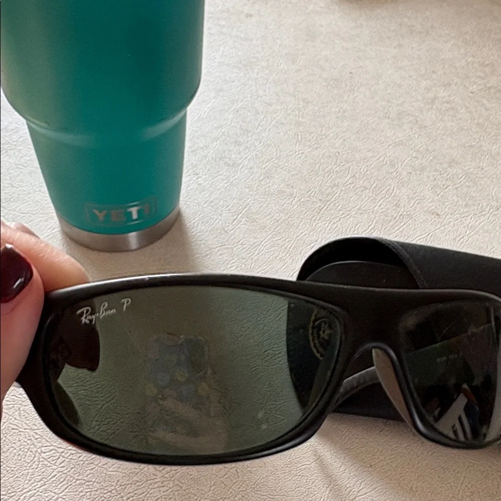 Men’s Ray-Ban Black polarized Sunglasses with Black Case